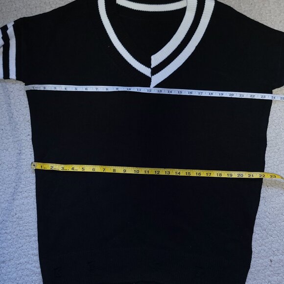 Black and White V-neck oversized distressed sweater - Picture 3 of 11